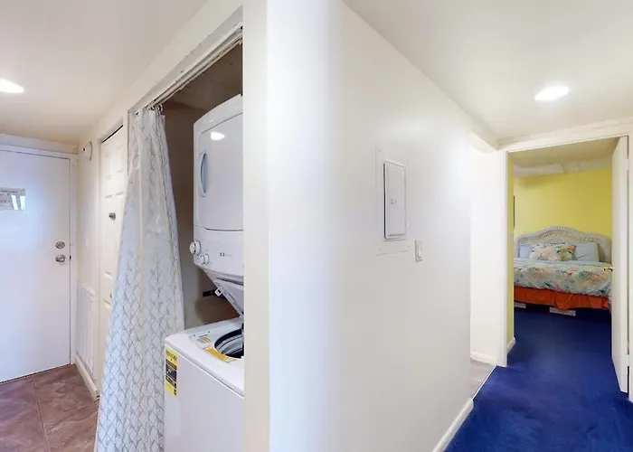 Stunning With Balcony Angled Views Washer & Dryer Pools & Gym *
