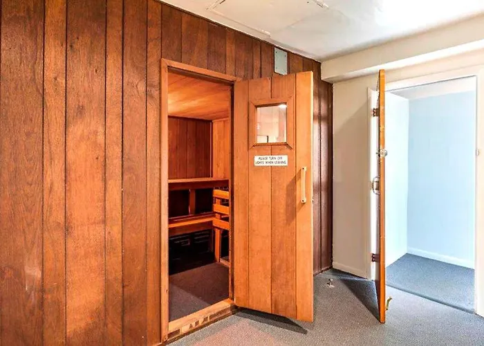 Holiday home Stunning With Balcony Angled Views Washer & Dryer Pools & Gym *